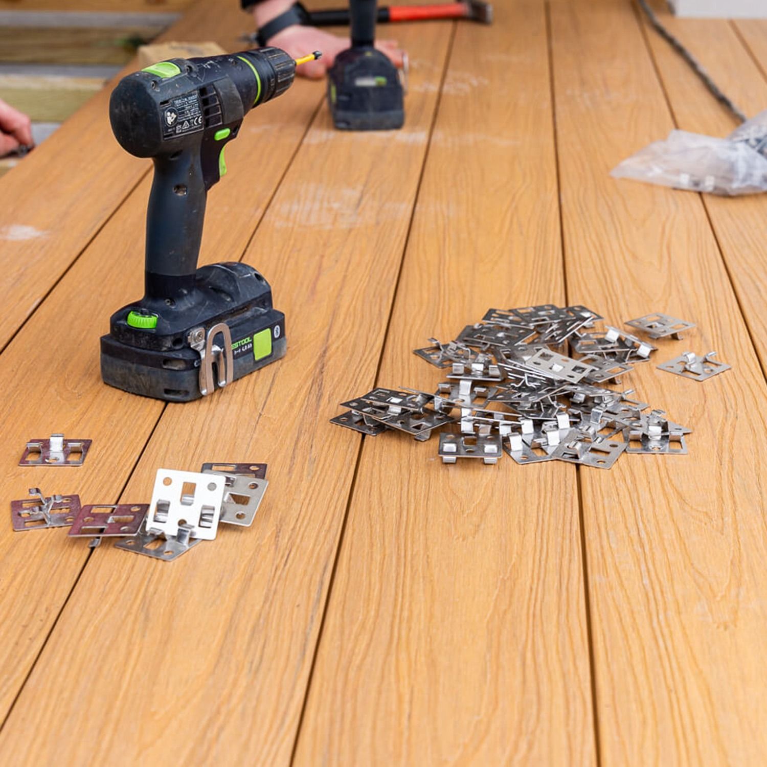 Klips ze stali nierdzewnej do deski bezszwowej + wkręt 50 szt. Klips ze stali nierdzewnej do deski bezszwowej + wkręt 50 szt.