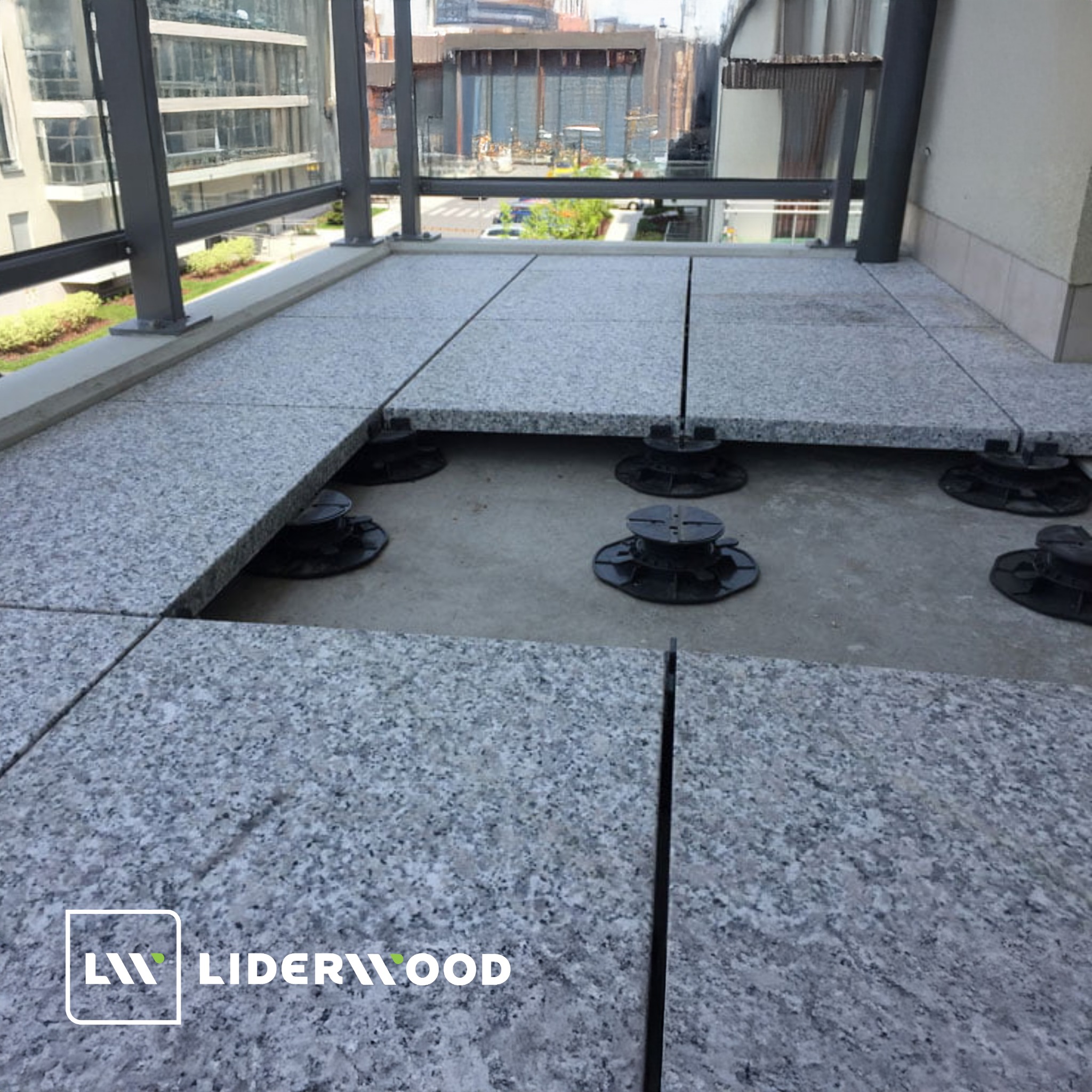 Jak zamontować taras na wspornikach regulowanych? Przewodnik krok po kroku