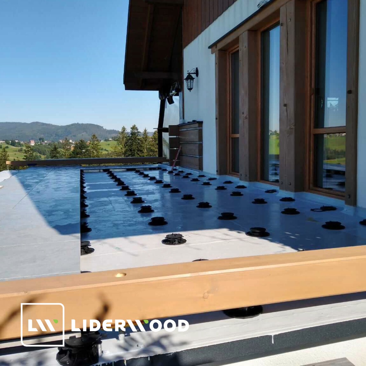 Taras wentylowany na wspornikach regulowanych do płyt gresowych