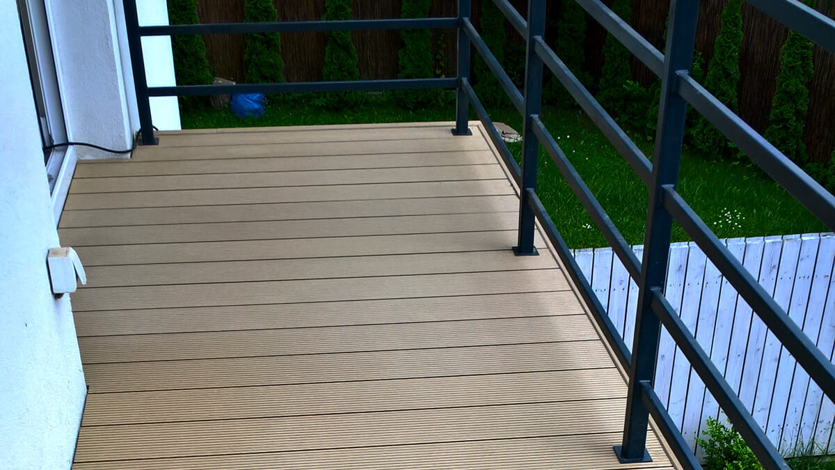 Balkon narożny, Deska kompozytowa Standard Miodowy Teak