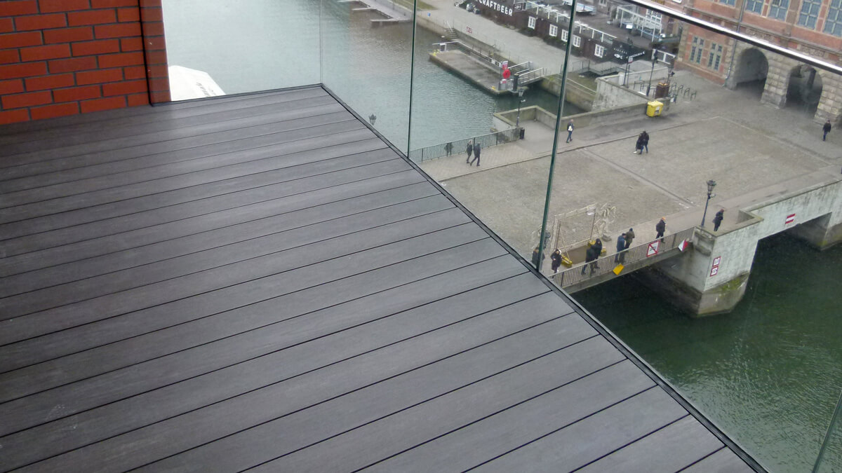 Balkon w apartamencie z deski Premium Antracyt