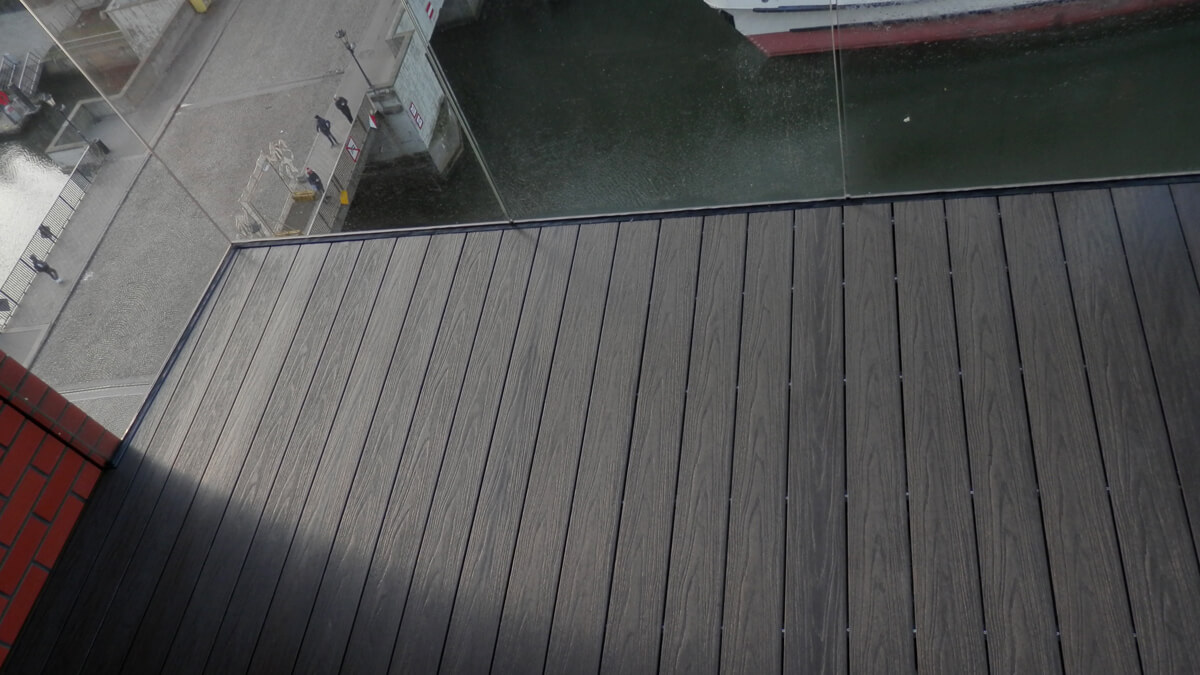 Balkon w apartamencie z deski Premium Antracyt