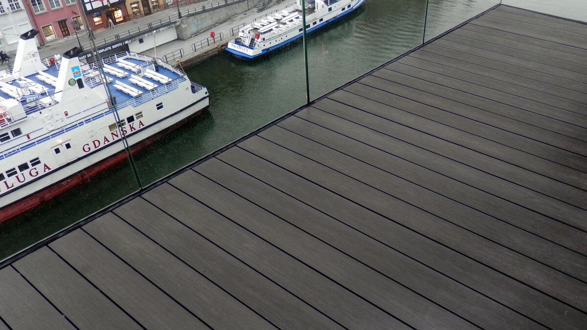 Balkon w apartamencie z deski Premium Antracyt