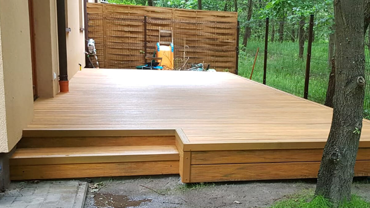 Taras ze schodkiem z deski Premium Amber