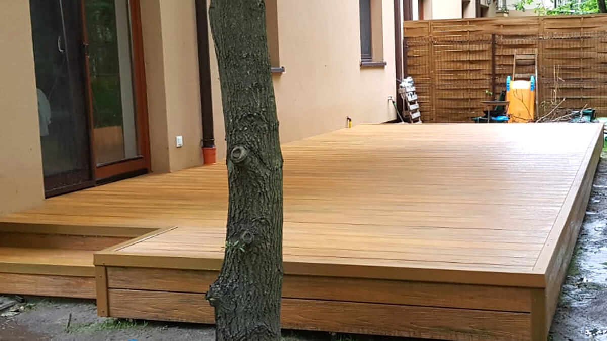 Taras ze schodkiem z deski Premium Amber