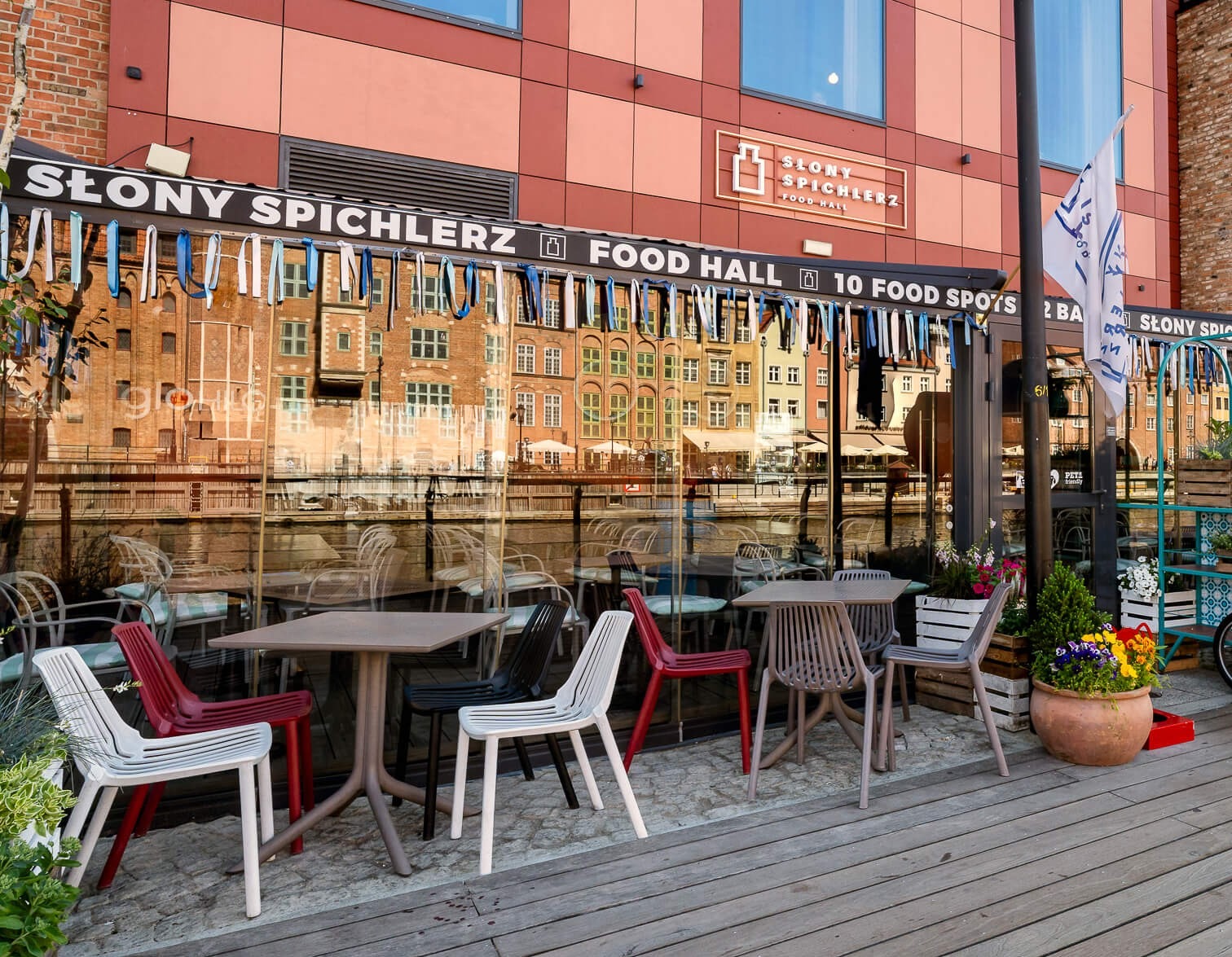 Deska kompozytowa Premium Amber Antique w przestrzeni restauracyjnej