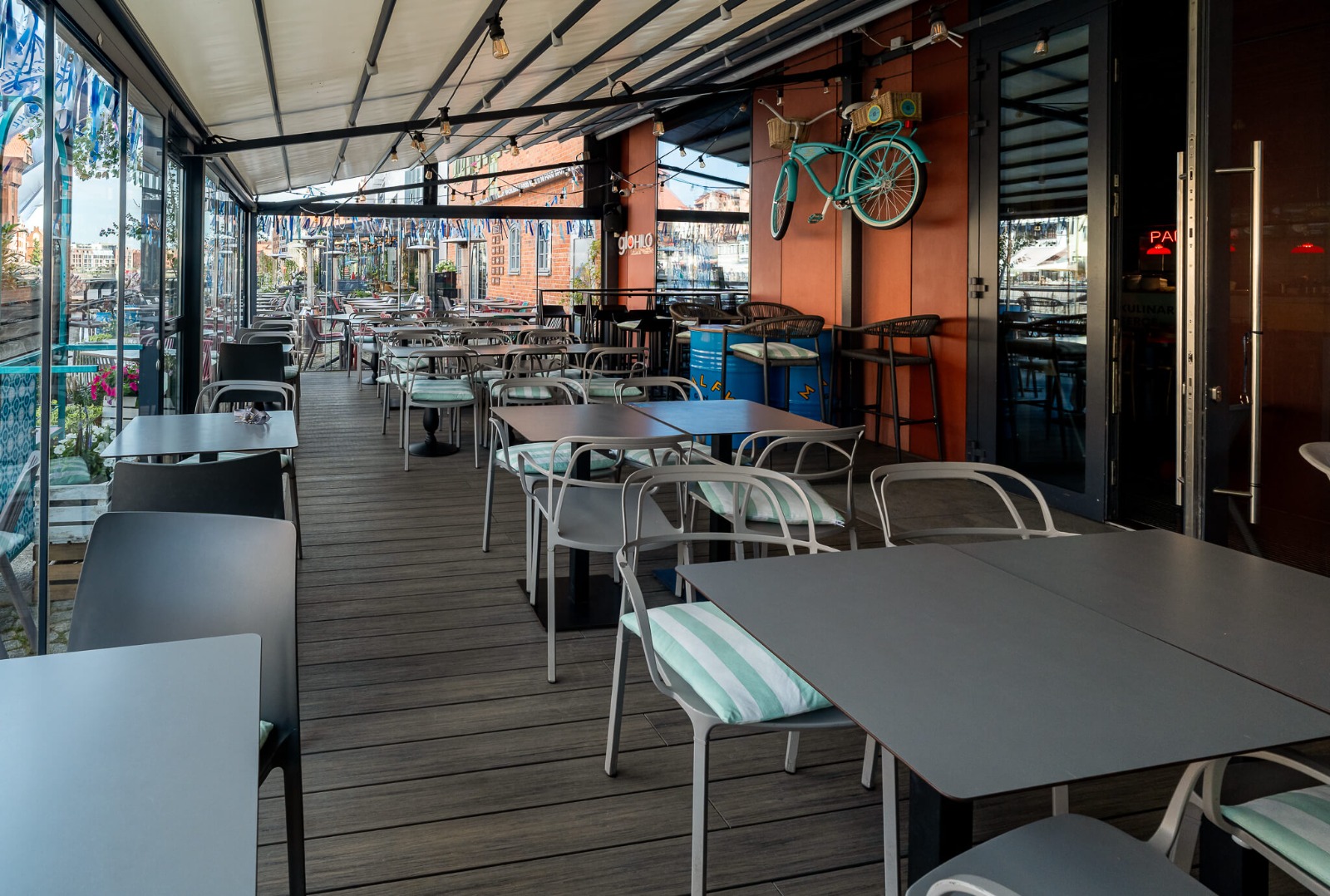 Deska kompozytowa Premium Amber Antique w przestrzeni restauracyjnej