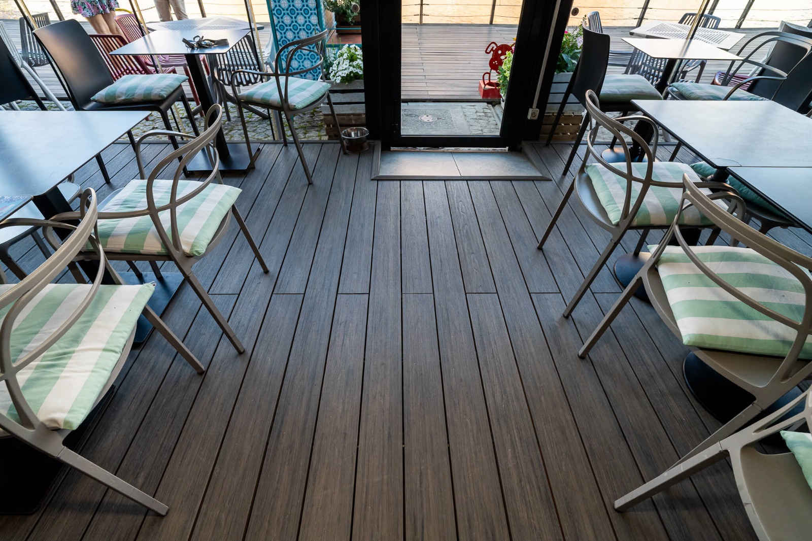 Deska kompozytowa Premium Amber Antique w przestrzeni restauracyjnej