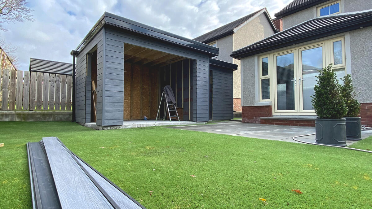 Domek narzędziowy z desek elewacyjnych kompozytowych Premium Gray