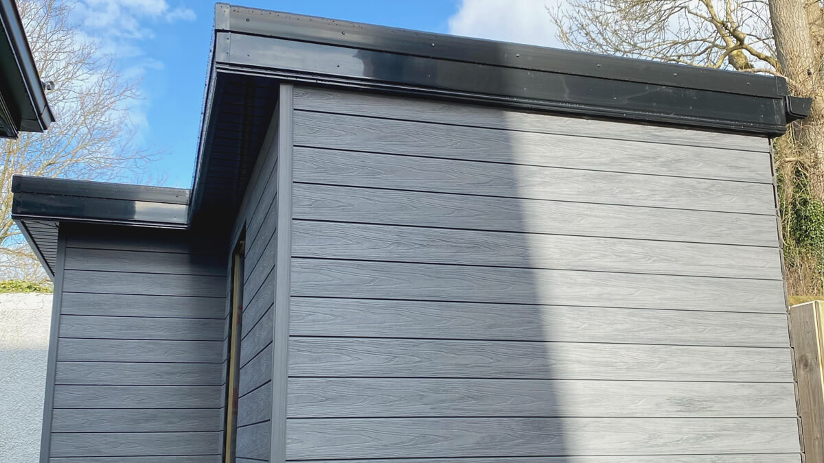 Domek narzędziowy z desek elewacyjnych kompozytowych Premium Gray
