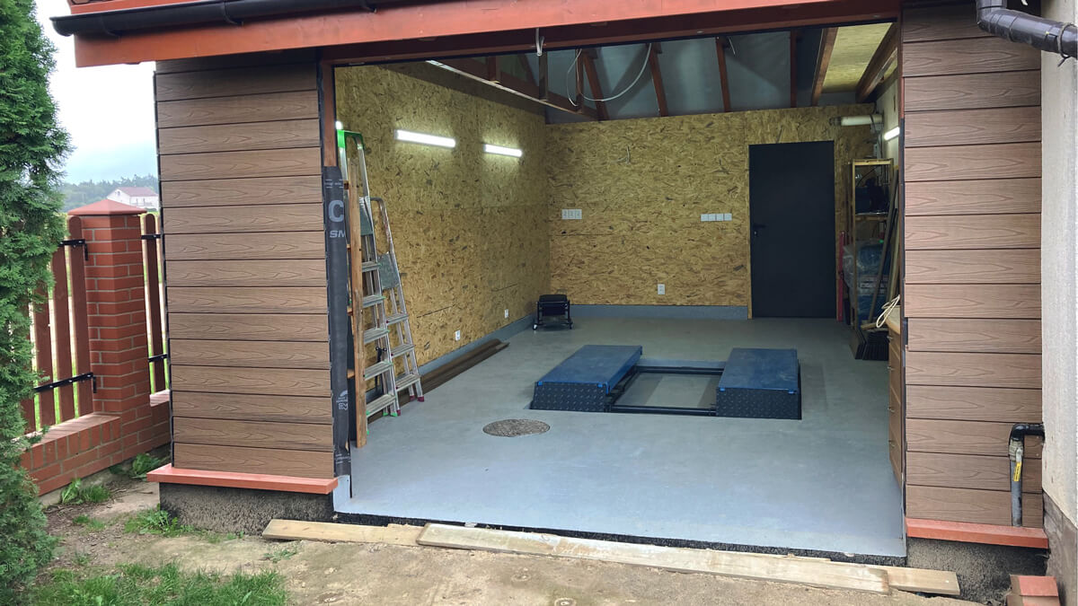 Wykończenie domku ogrodowego z deski elewacyjnej Teak