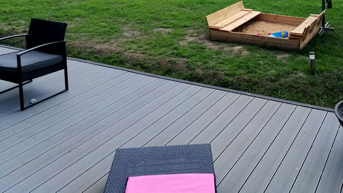 Dom z tarasem z desek kompozytowych Standard Jasny Szary