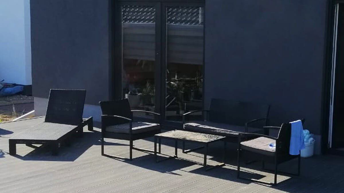 Dom z tarasem z desek kompozytowych Standard Jasny Szary