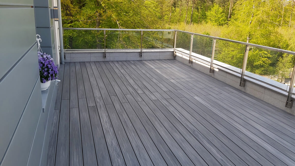 Duży taras w bloku z Deski Kompozytowej Premium Gray
