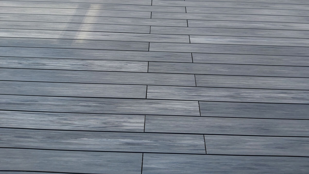 Duży taras w bloku z Deski Kompozytowej Premium Gray