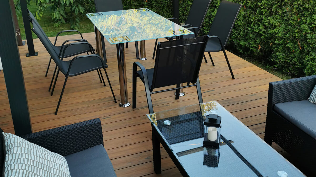 Klimatyczny taras z desek kompozytowych Premium Amber