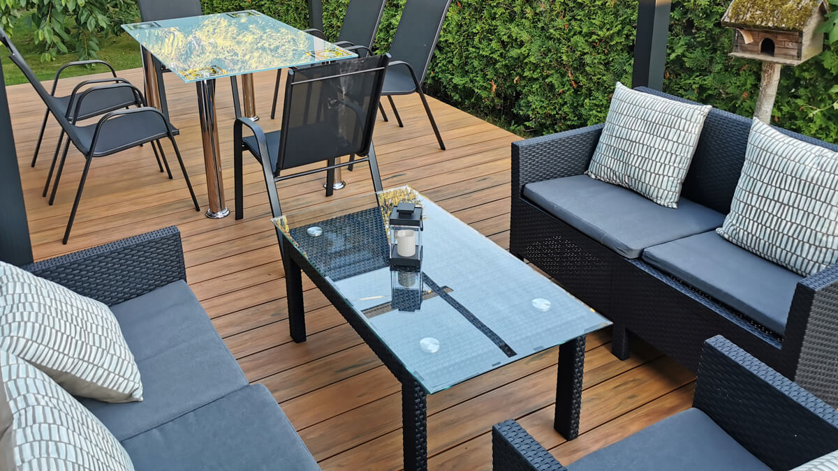 Klimatyczny taras z desek kompozytowych Premium Amber