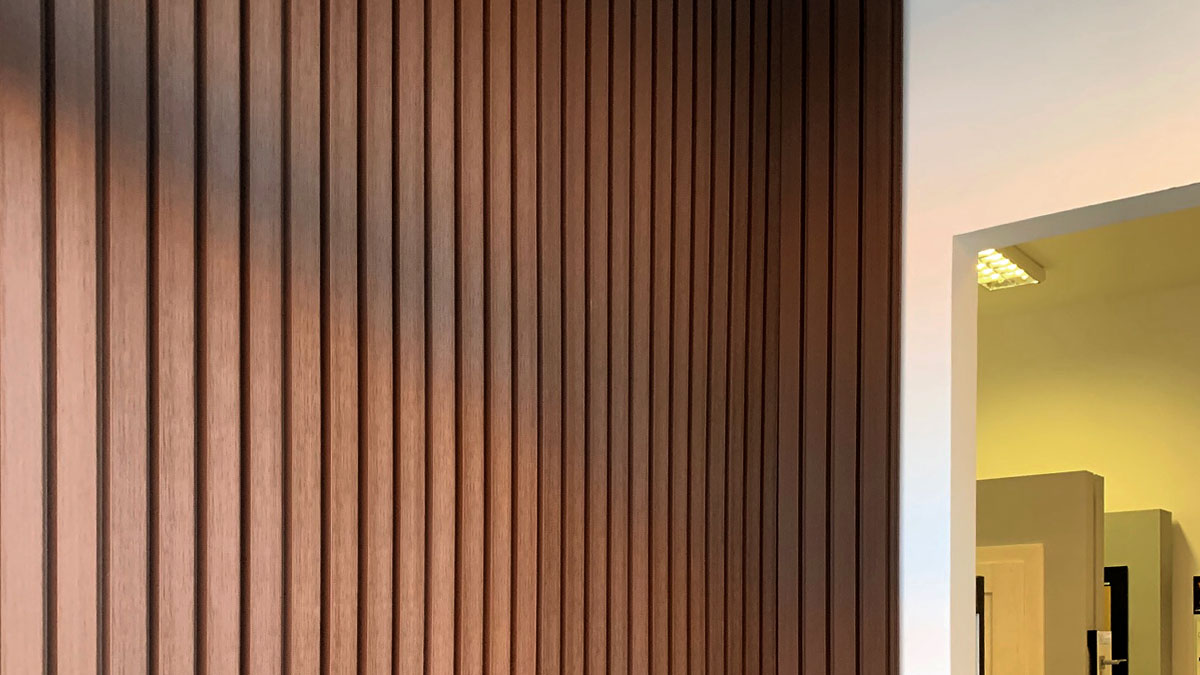 Montaż deski Lamelowej w Salonie, Lamele Redwood