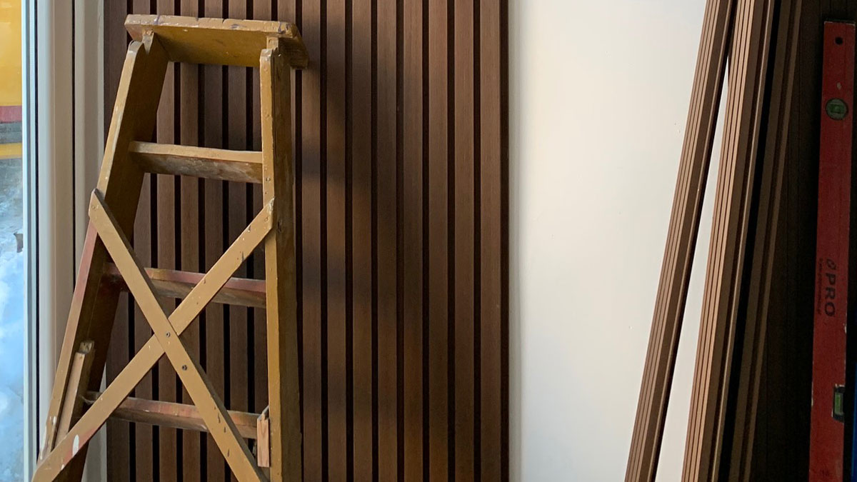 Montaż deski Lamelowej w Salonie, Lamele Redwood