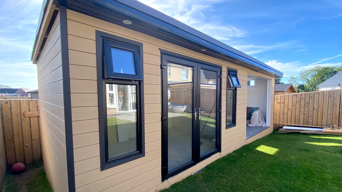 Zabudowa domku z desek elewacyjnych Standard Miodowy Teak