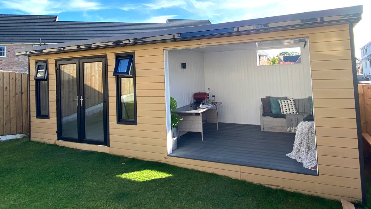 Zabudowa domku z desek elewacyjnych Standard Miodowy Teak