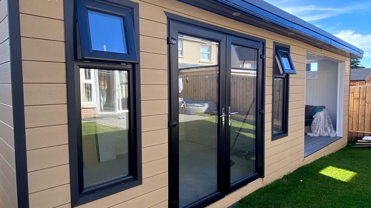 Zabudowa domku z desek elewacyjnych Standard Miodowy Teak