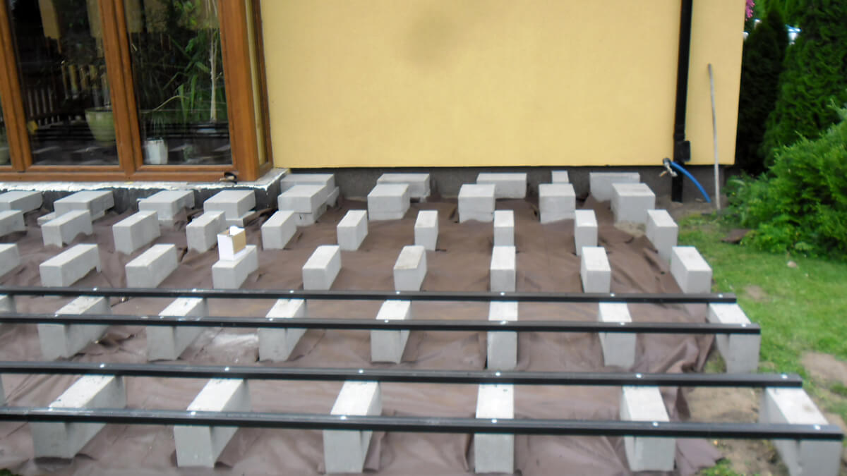 Montaż tarasu na bloczkach betonowych, Brąz Standard