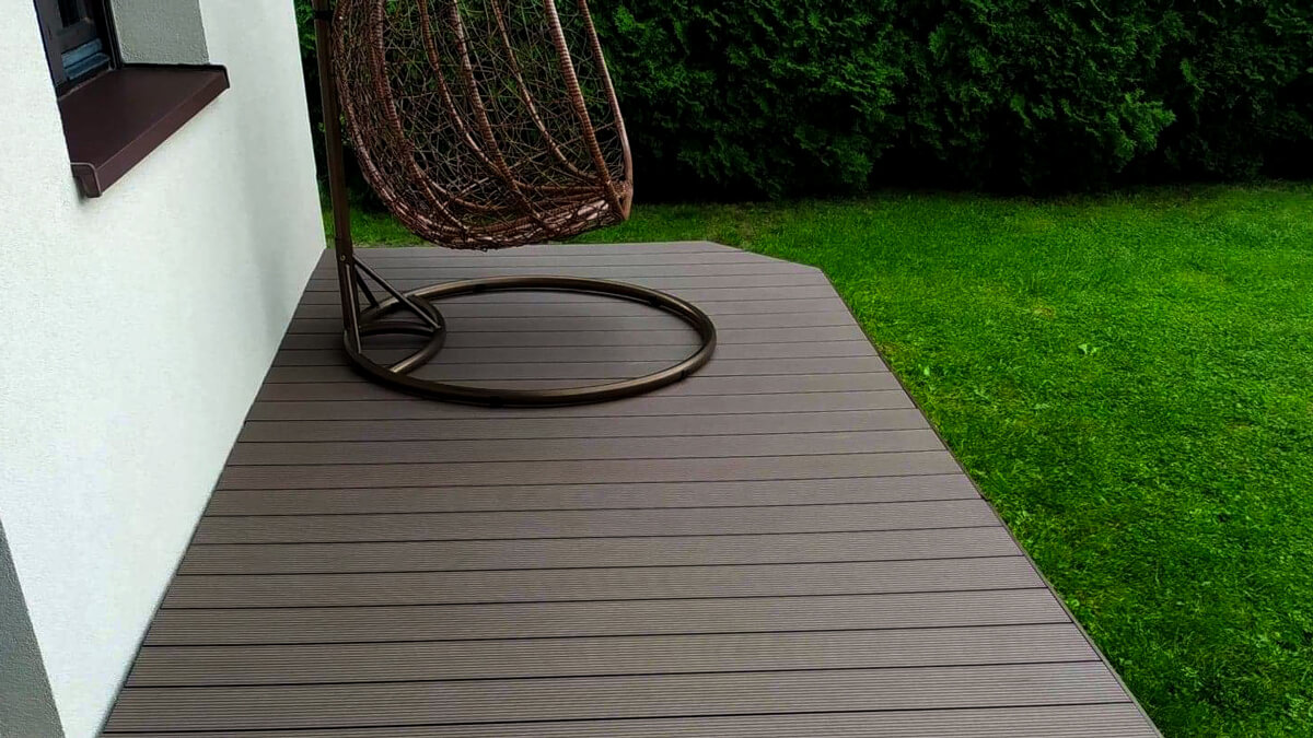 Niski taras z deski kompozytowej Standard Brąz