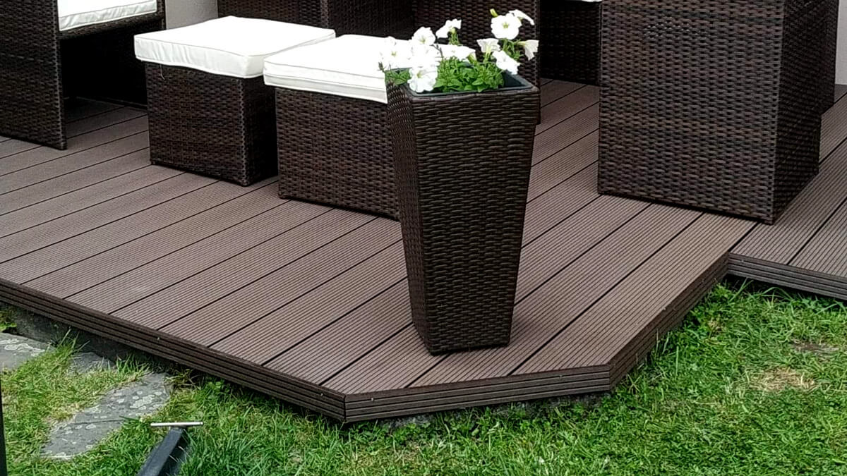 Niski taras z deski kompozytowej Standard Brąz