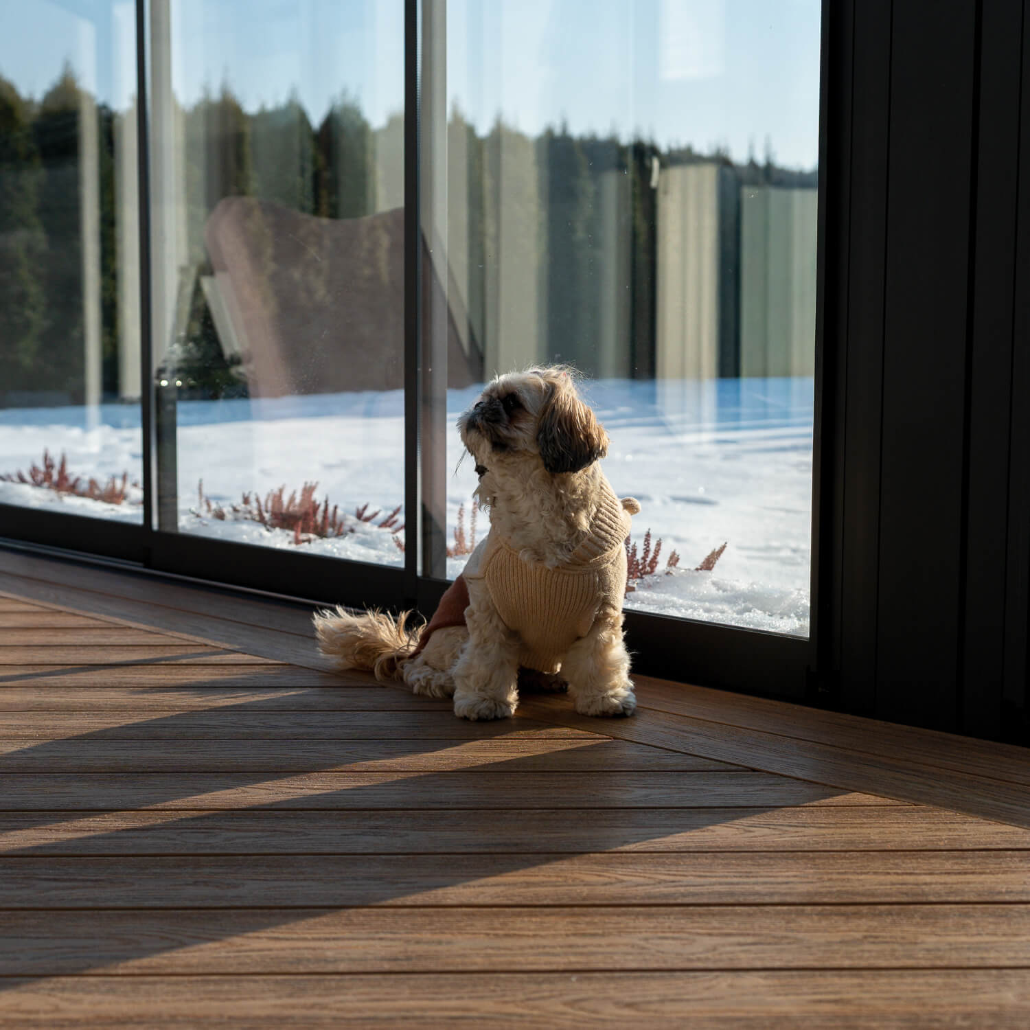 Zimowy taras z desek tarasowych i lameli elewacyjnych Dąb Winchester