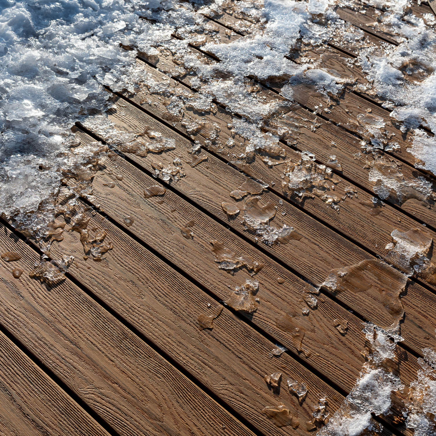 Zimowy taras z desek tarasowych i lameli elewacyjnych Dąb Winchester