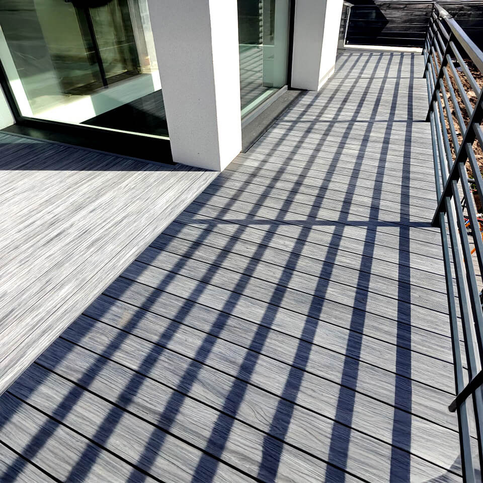 Przestronny taras z deskami Premium w kolorze Gray