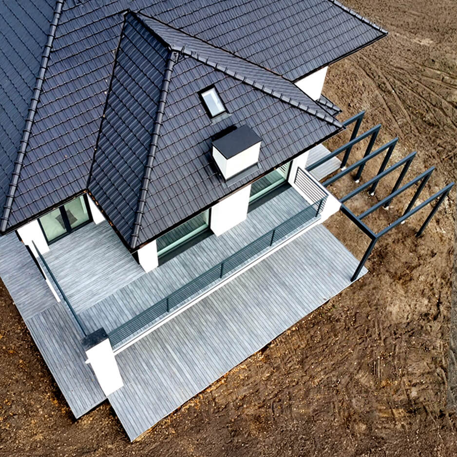 Przestronny taras z deskami Premium w kolorze Gray