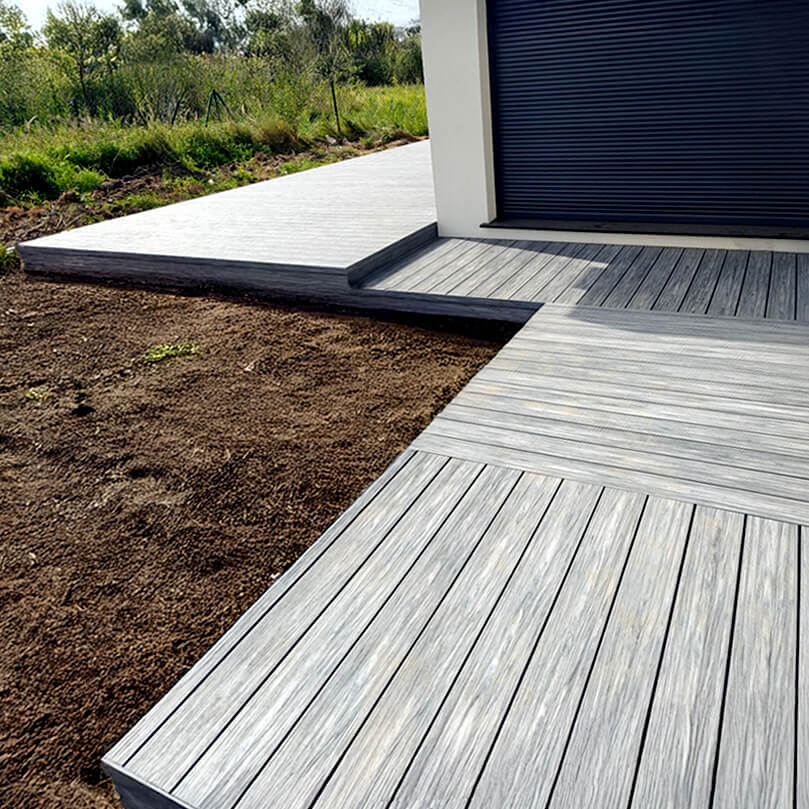 Przestronny taras z deskami Premium w kolorze Gray