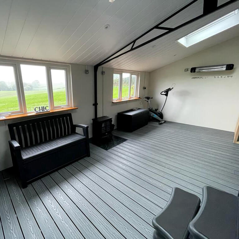 Relaks i design w jednym – wnętrze z deską kompozytową 3D Classic Szary