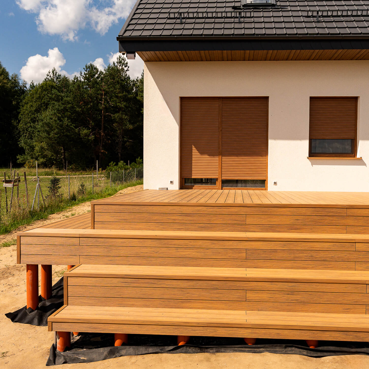 Taras kompozytowy w kolorze Złoty Dąb / Dąb Miodowy – realizacja z deski Premium