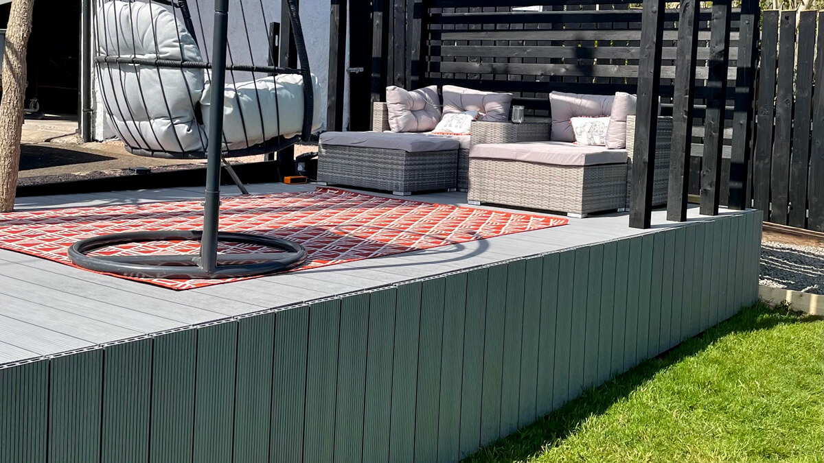 Mały taras z Deski Kompozytowej Standard Jasny Szary