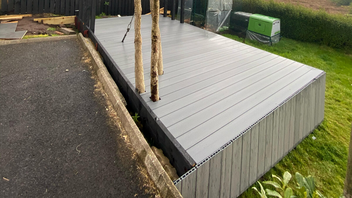 Mały taras z Deski Kompozytowej Standard Jasny Szary