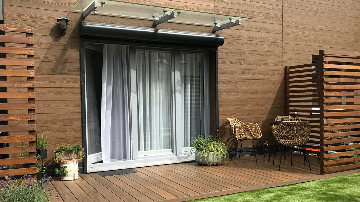 Taras w domu szeregowym, deska kompozytowa Premium Teak