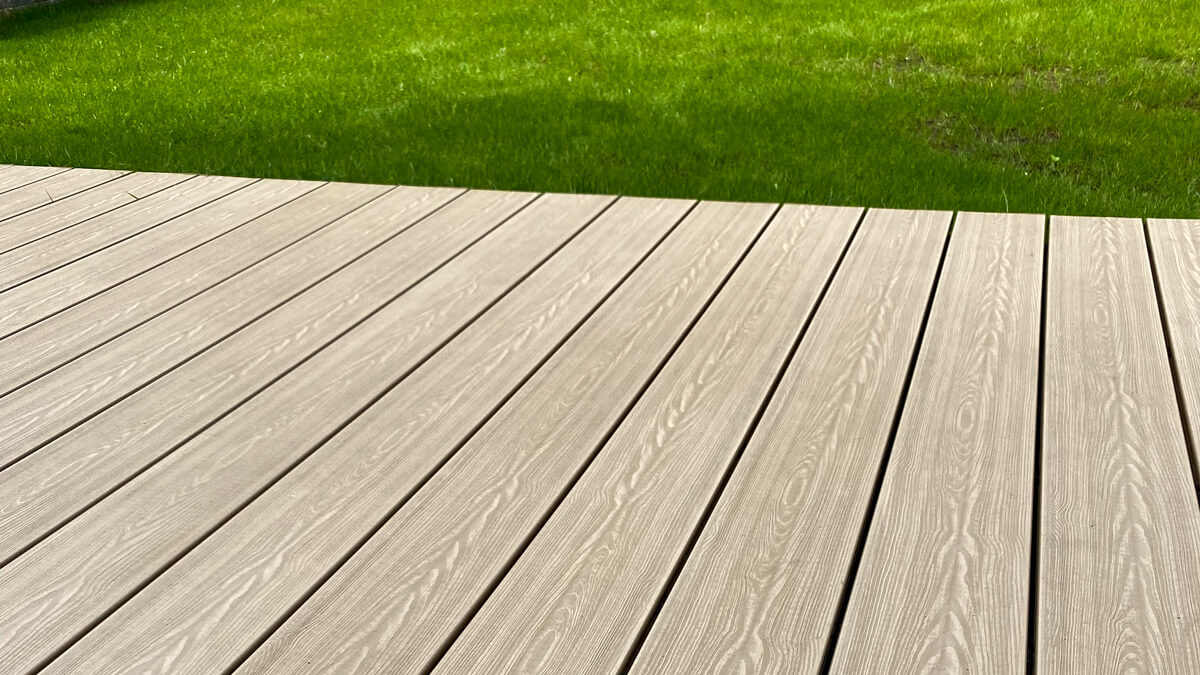 Taras z deski kompozytowej 3D Miodowy Teak, struktura drewna