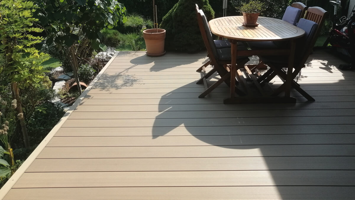 Taras ze schodami, Deska kompozytowa Standard Miodowy Teak