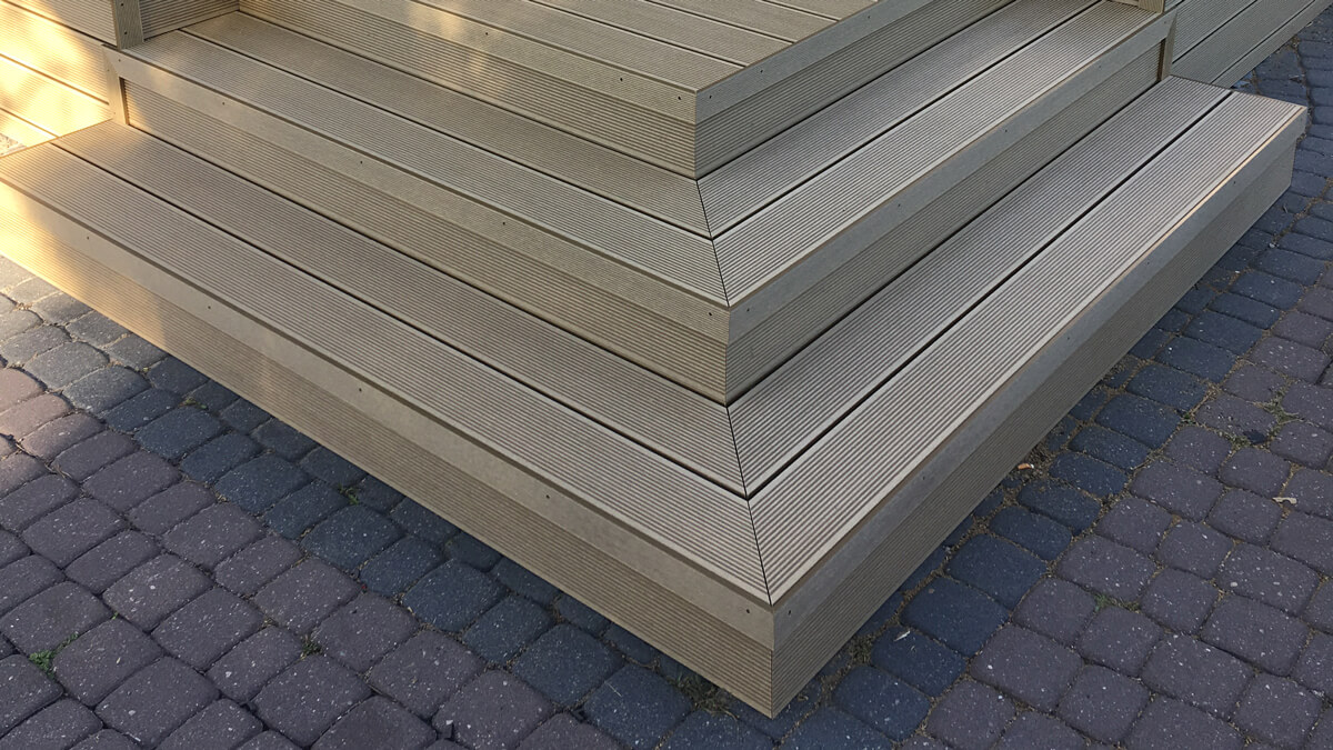 Schody i wysoki taras z deski kompozytowej, Standard Miodowy Teak