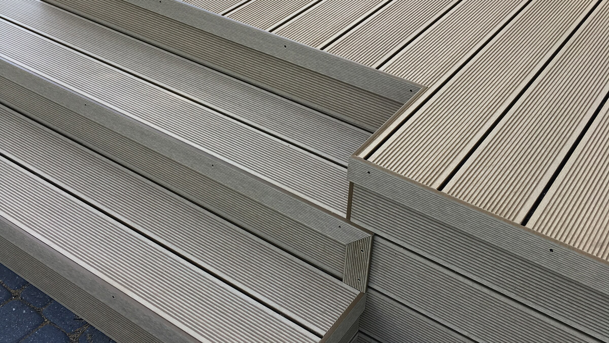 Schody i wysoki taras z deski kompozytowej, Standard Miodowy Teak