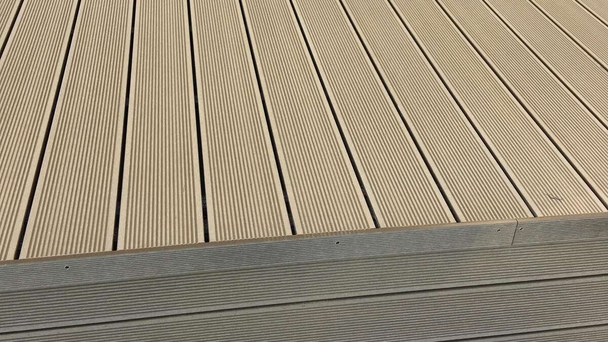 Schody i wysoki taras z deski kompozytowej, Standard Miodowy Teak