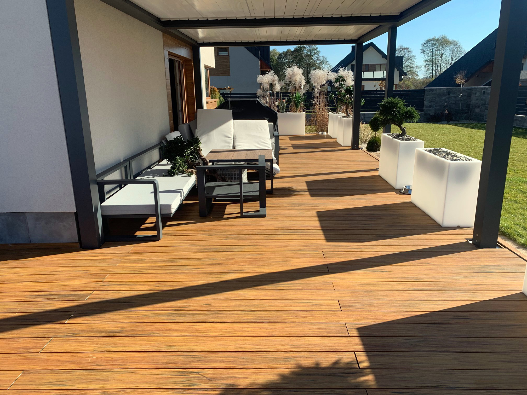 Zabudowa basenu i taras z desek kompozytowych Premium Amber