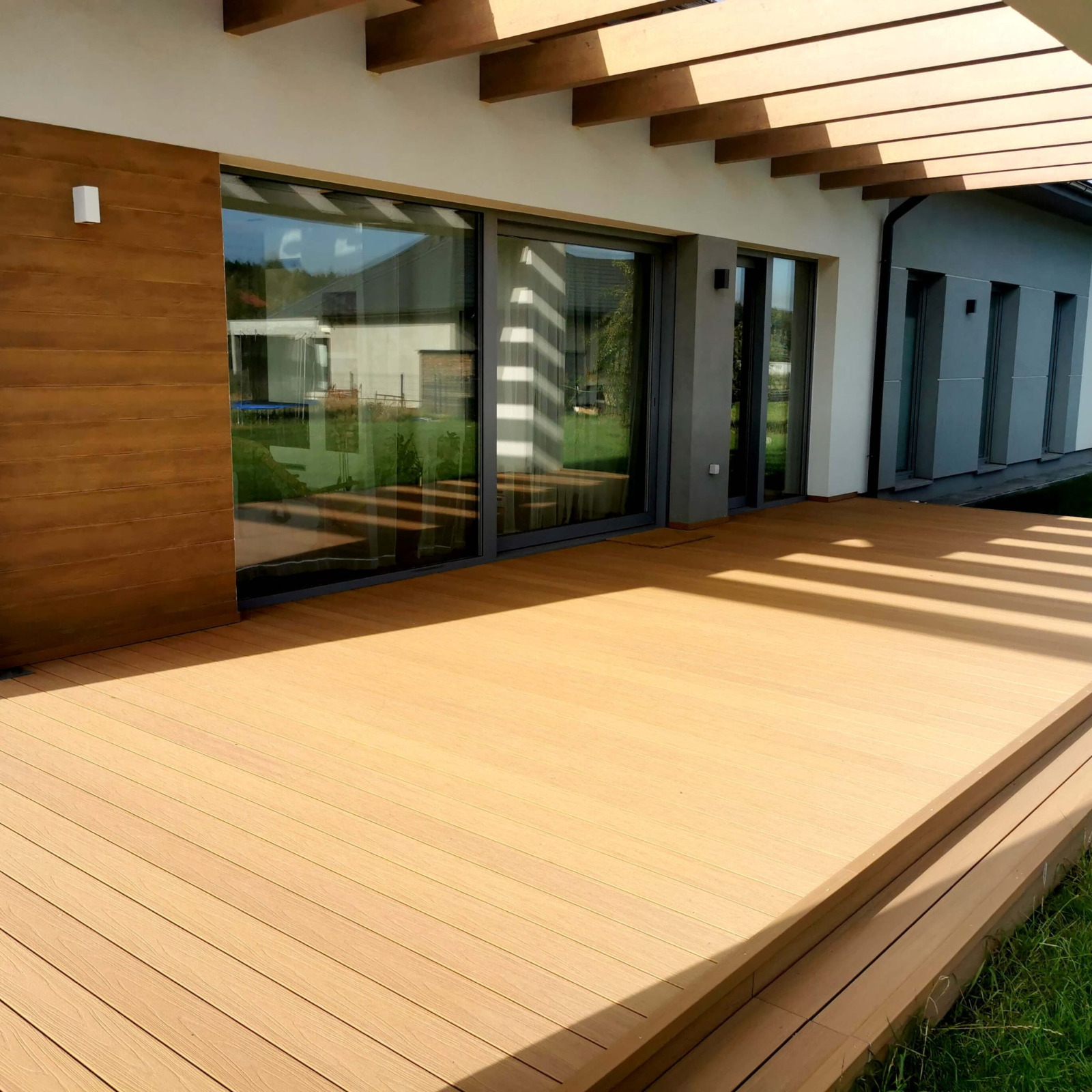 Aranżacja tarasu z desek Premium w odcieniu Dąb Naturalny