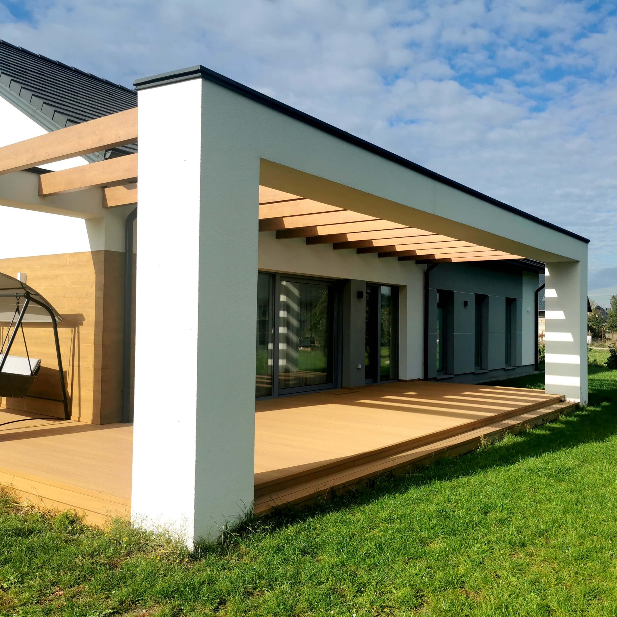 Aranżacja tarasu z desek Premium w odcieniu Dąb Naturalny