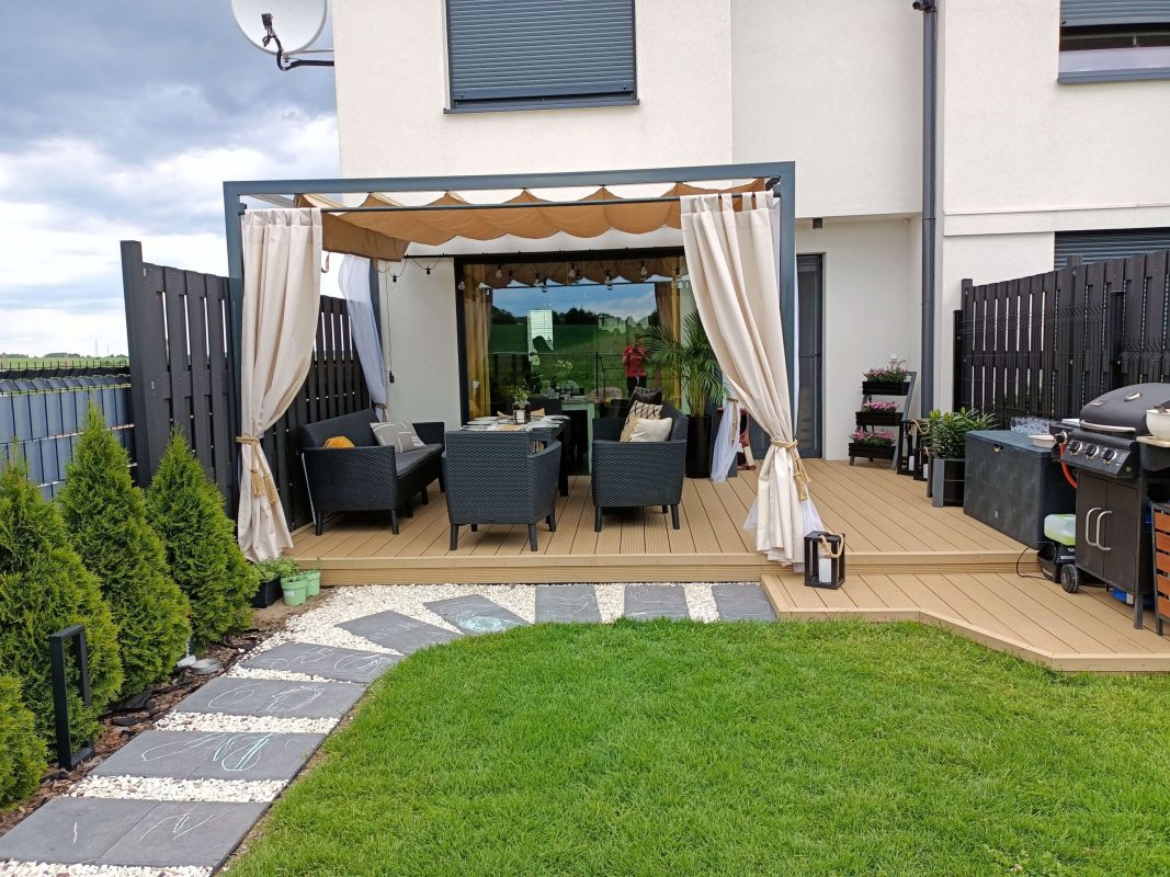 Aranżacja tarasu z deski kompozytowej Standard Miodowy Teak