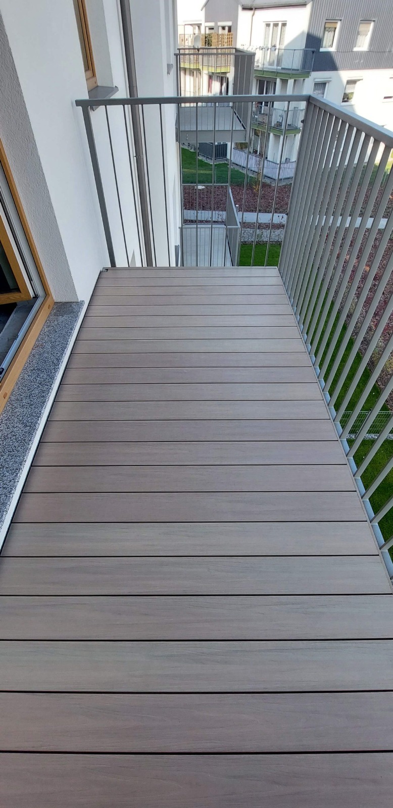 Narożny balkon w kształcie L – deska tarasowa Premium Antique