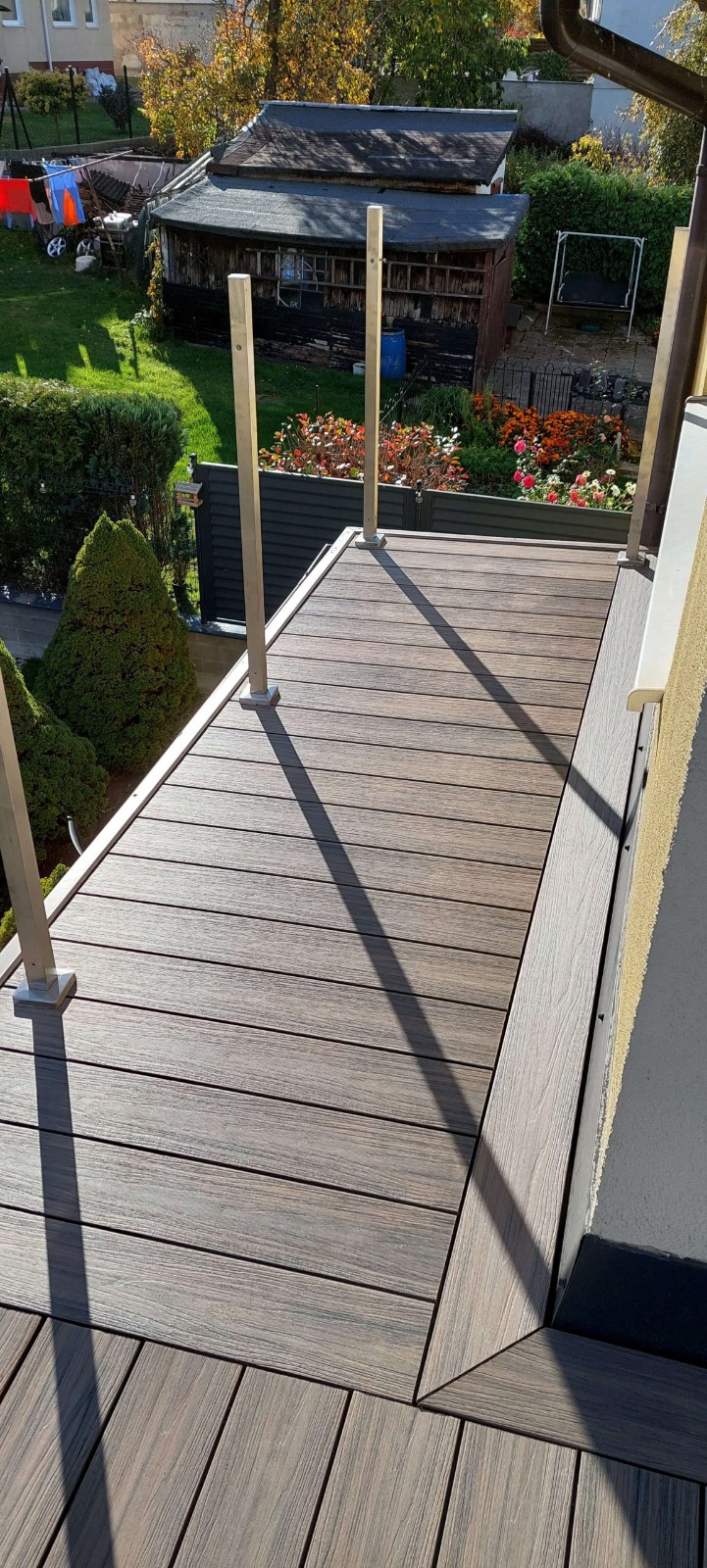 Narożny balkon w kształcie L – deska tarasowa Premium Antique